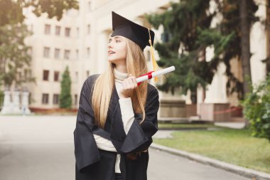 Mezuniyet gününde mutlu genç kadın.