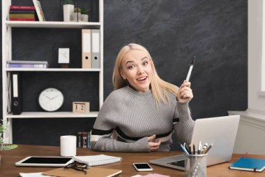 Genç bayanın ofiste harika bir fikri var.