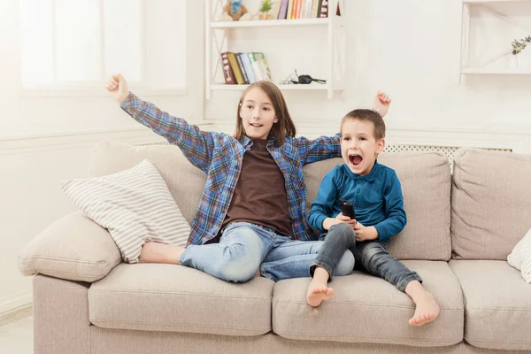 Enfants heureux regardant la télévision à la maison — Photo