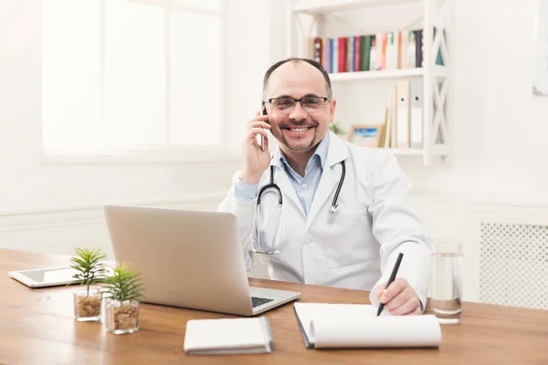 Happy doktor mluví o telefonu se svým pacientem — Stock fotografie