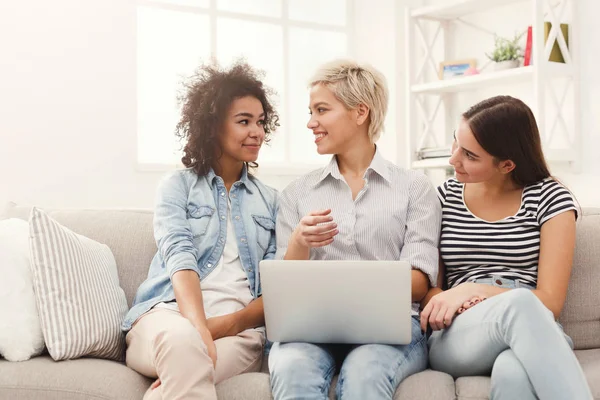 Drei schöne Frauen mit Laptop zu Hause — Stockfoto