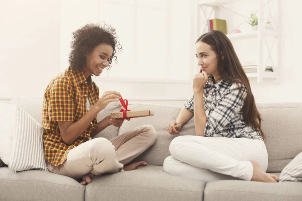 Aufgeregte Frau bekommt Geschenk von ihrer Freundin — Stockfoto