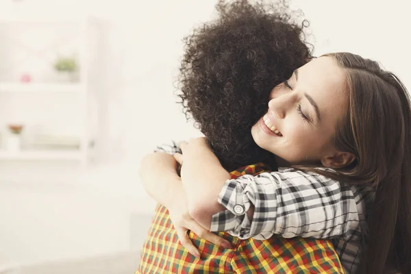 Duas amigas se abraçando em casa — Fotografia de Stock