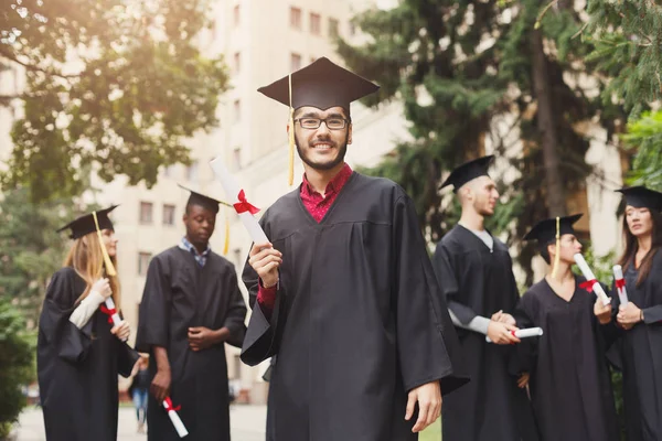 Joyeux jeune homme le jour de sa remise des diplômes . — Photo