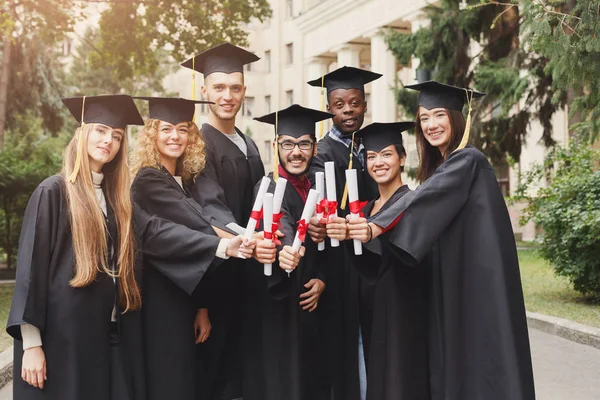 Um grupo de graduados comemorando — Fotografia de Stock