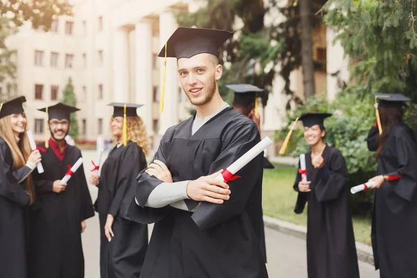 Glücklicher junger Mann an seinem Abi-Tag. — Stockfoto