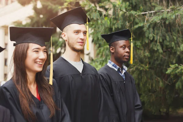 Um grupo de graduados comemorando — Fotografia de Stock