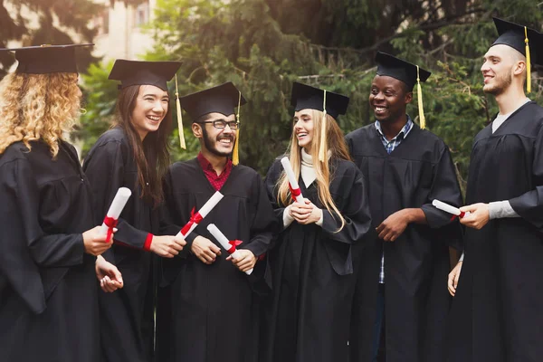 Un groupe de diplômés célébrant — Photo