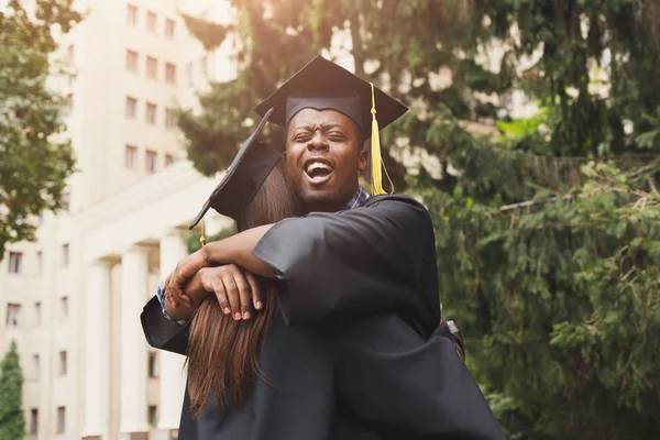 Graduados teniendo un abrazo —  Fotos de Stock