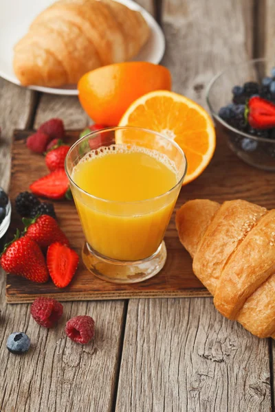 Croissants crujientes frescos y zumo de naranja para las comidas de la mañana — Foto de Stock