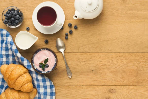 Continental breakfast with croissants and berries on natural woo — Stock Photo, Image