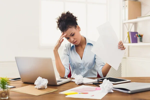 Разочарованная деловая женщина с головной болью в офисе — стоковое фото