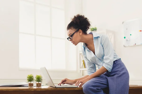 Seriöse Geschäftsfrau arbeitet im Büro am Laptop — Stockfoto