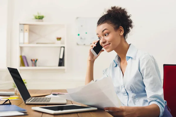 Lächelnde Frau telefonisch im Büro — Stockfoto