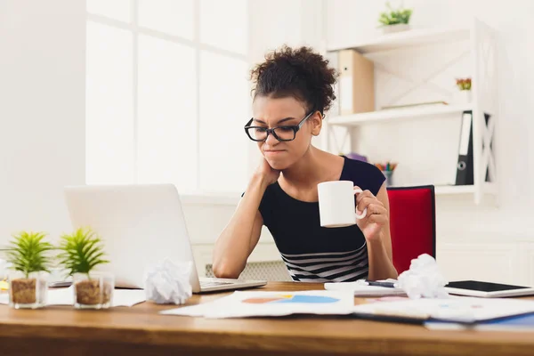 Cansado, mujer de negocios sobrecargada de trabajo oficina moderna —  Fotos de Stock