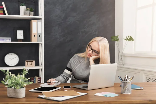 Modern ofis içinde uyuklayan yorgun iş kadını — Stok fotoğraf