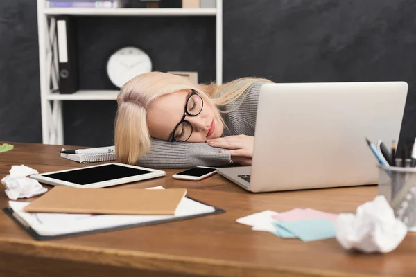 Спящая деловая женщина в современном офисе — стоковое фото