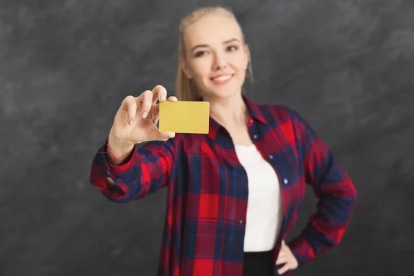 Mulher feliz segurando cartão de crédito — Fotografia de Stock