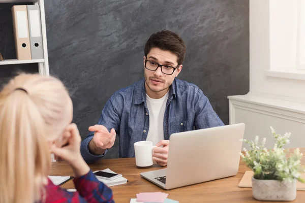 Zwei Geschäftspartner arbeiten in modernem Büro — Stockfoto