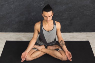Genç adam pratik yoga, meditasyon poz sakin ol