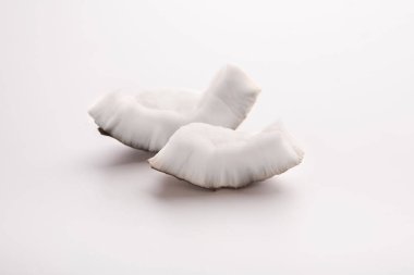 Beyaz arka plan üzerinde Hindistan cevizi adet