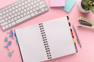 Spiral not etmek üstünde pembe arka plan, üstten görünüm