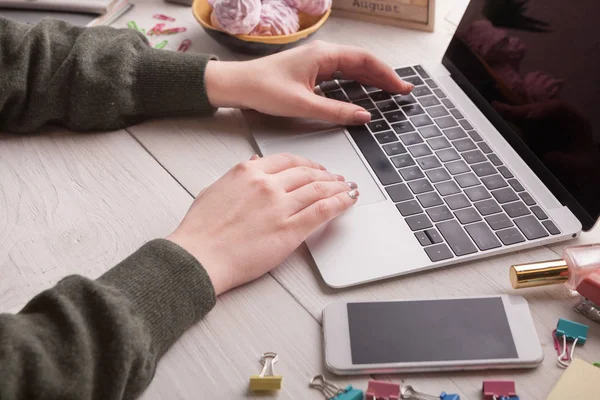 Lukking av kvinnelige hender som skriver på tastatur til bærbare datamaskiner – stockfoto