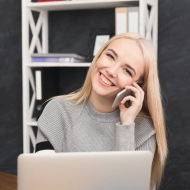 İş konuşalım, kadın ofiste telefonla danışmanlık