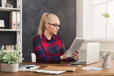 İş kadını ile dijital tablet, iletişim