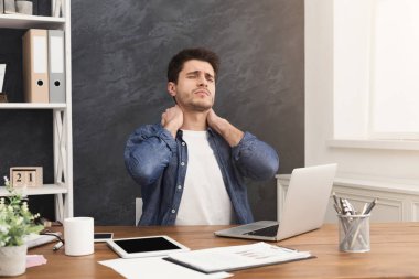 Yorgun, overworked işadamı boyun ağrısı ile