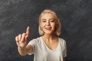 Görünmez bir tuşuna basarak mutlu kadın portresi