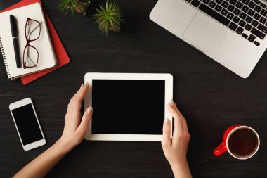 Dijital tablet, üstten görünüm holding Womans eller