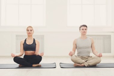 Pratik yoga Lotus poz oturan genç Çift