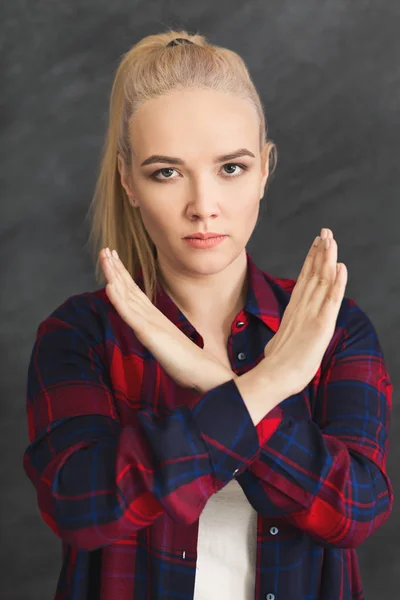 Mujer haciendo señal de stop con las manos cruzadas — Foto de Stock