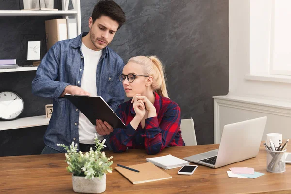 Zwei junge Kollegen arbeiten im modernen Büro — Stockfoto