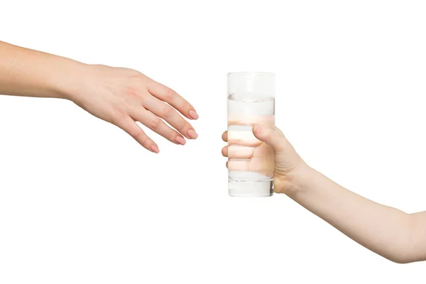 Ребенок, дающий стакан воды матери, изолированный — стоковое фото
