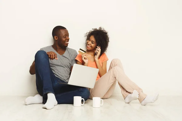 Feliz casal afro-americano compras on-line — Fotografia de Stock