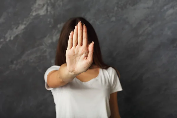 Jovem mulher dizendo obrigado, mas não — Fotografia de Stock