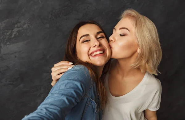 Two female friends having fun at studio background — Stock Photo, Image