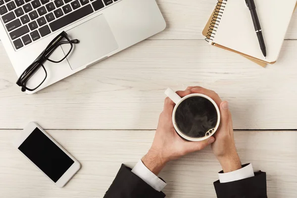 Manos de hombre sosteniendo la taza de café, vista superior — Foto de Stock