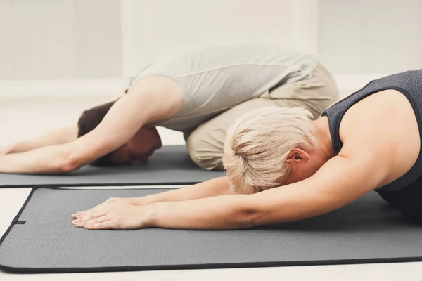 Fitness par stretching på vit bakgrund — Stockfoto