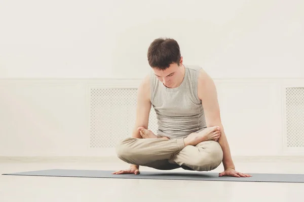 Sportieve man beoefenen van yoga. Lotus pose. — Stockfoto