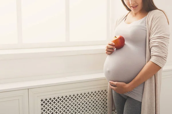 孕妇在家里吃苹果复制空间 — 图库照片