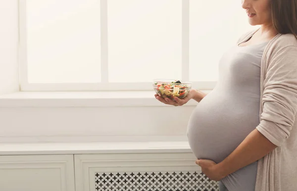 Wanita hamil muda makan salad hijau segar — Stok Foto