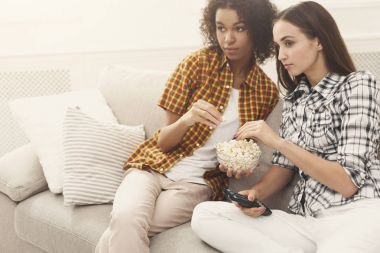 Evde TV izlerken baktılar genç kadın