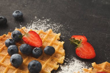 Yuvarlak Belçika waffle çilek ile