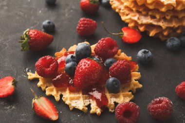 Yuvarlak Belçika waffle çilek ile