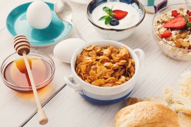 Continental kahvaltı menüsü woden masada