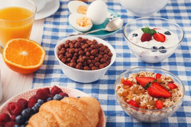 Continental kahvaltı menüsü kareli kumaş üzerine