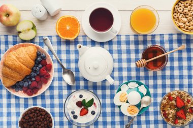 Continental kahvaltı menüsü kareli kumaş üzerine